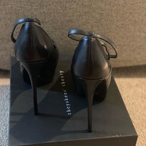 Women Navy Blue shoe size 40/10 with 5” inch heels in excellent condition